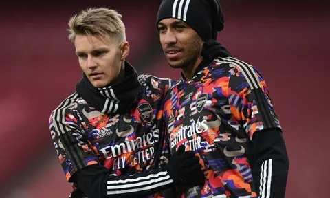 Ramsdale so sánh 2 đội trưởng Odegaard và Aubameyang