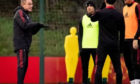 Phát hiện thú vị trong buổi tập đầu của Rangnick: 2 gương mặt mới; Thái độ với Van de Beek