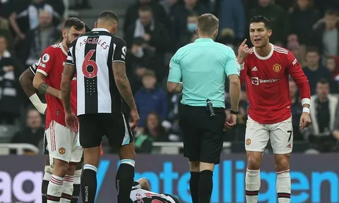 'Ronaldo đã may mắn khi không bị đuổi khỏi sân'