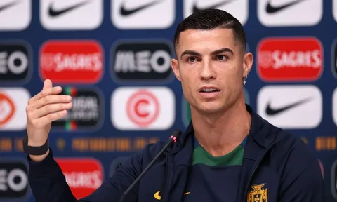 Động thái kỳ lạ của Cristiano Ronaldo
