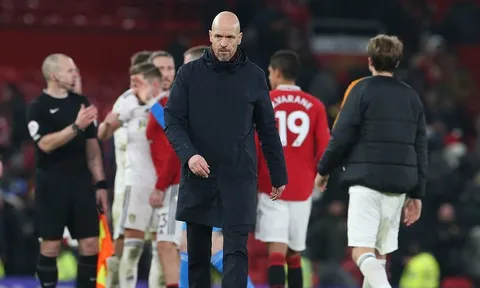 Ten Hag nổi đóa với Fred, bực tức ném kẹo cao su