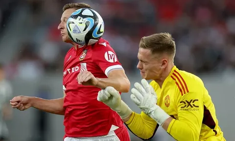 Phạm lỗi thô bạo, sao trẻ Man Utd bị HLV đe dọa