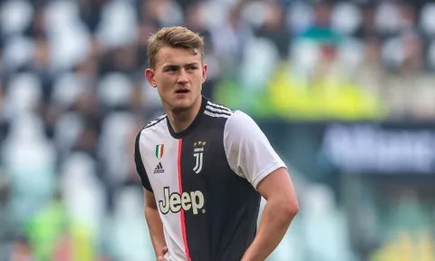 Mino Raiola khiến giám đốc Juventus khó chịu với De Ligt