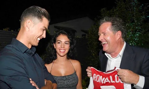Ronaldo chia tay M.U, Piers Morgan lập tức gửi thông điệp