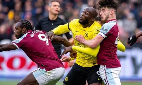 'Cặp trung vệ Villa đã bị Lukaku bắt nạt'