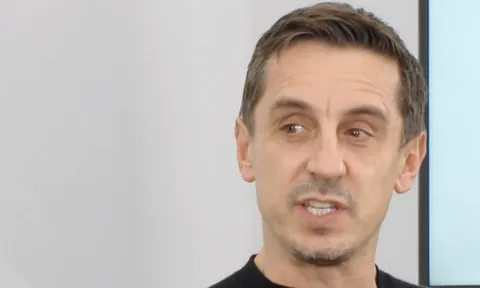 Gary Neville bị bóc mẽ dùng tiêu chuẩn kép với Man United