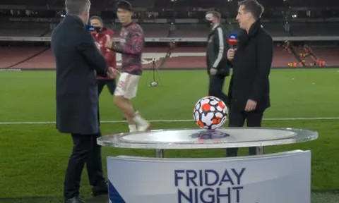 Tân binh Arsenal khiến Carragher muối mặt trên sóng truyền hình
