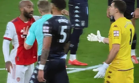 Lacazette chiến với Emi Martinez trước quả phạt đền gây tranh cãi