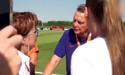 Van Gaal khiến khán giả đỏ mặt vì lời đề nghị táo bạo