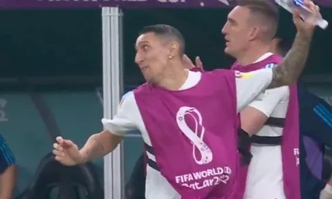 Di Maria điên tiết, quăng chai nước xuống đất