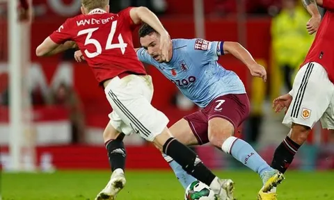 Màn trình diễn thảm họa của Van De Beek trước Aston Villa
