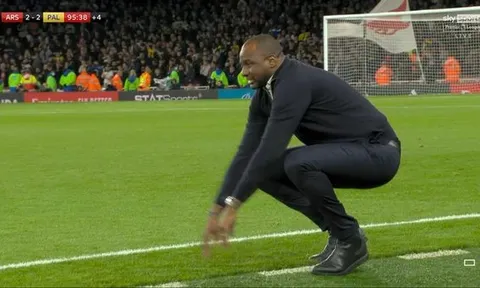 Lacazette ghi bàn phút chót, Vieira phản ứng ra sao?