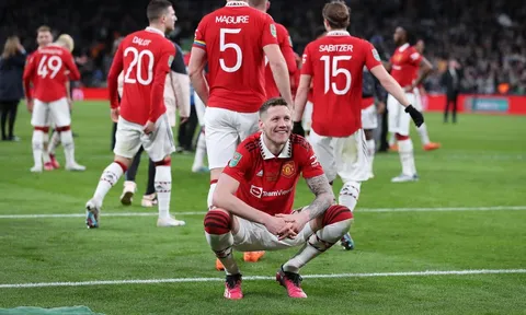 HLV Ten Hag nói về khả năng M.U mua đứt Sabitzer, Weghorst