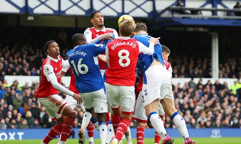Đòn cảnh tỉnh cho Arsenal