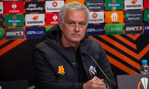 Mourinho “ngạo nghễ” phản pháo Sarri trước trận Derby thành Rome