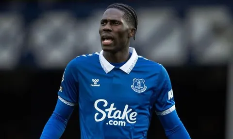 Newcastle muốn mượn Amadou Onana