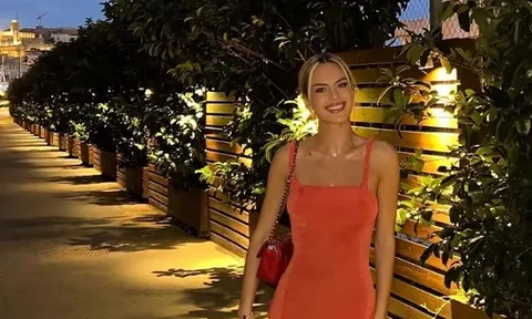 Maria Guardiola diện váy rực rỡ đón Giáng sinh