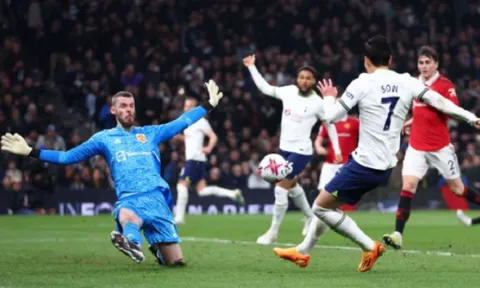 Người đẹp Arsenal khoe vòng một quyến rũ