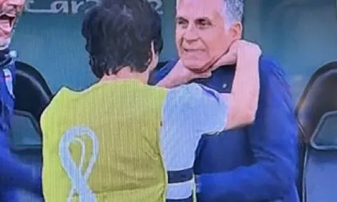 Quá phấn khích, tiền đạo Iran bóp cổ HLV Carlos Queiroz