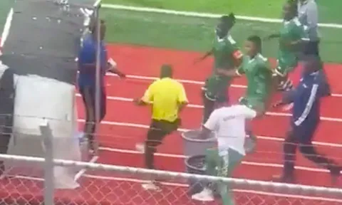 Không được hưởng penalty, dàn cầu thủ đuổi đánh trọng tài