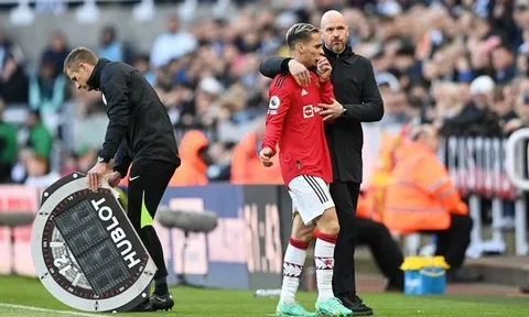 Phản ứng khác biệt của Ten Hag trong 2 lần thay người đã nói lên nhiều điều