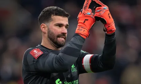Rõ thông tin Alisson Becker rời Liverpool