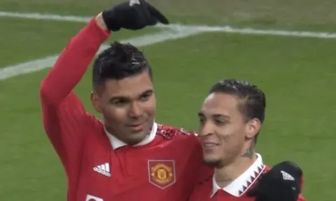Mở tỷ số, Casemiro có hành động đặc biệt với Antony