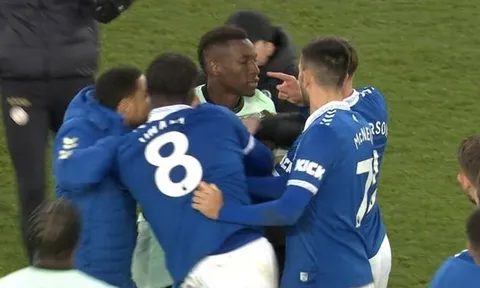 XONG! FA có quyết định về việc Jackson bóp cổ cầu thủ Everton