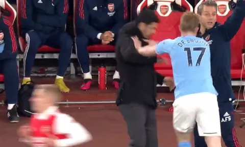 De Bruyne điên tiết, đẩy ngã và chỉ thẳng mặt Arteta