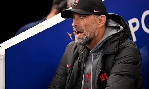 Neville dùng Klopp để cảnh báo M.U