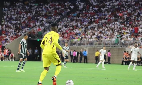 Onana chơi chân tự tin trong ngày ra mắt Man Utd