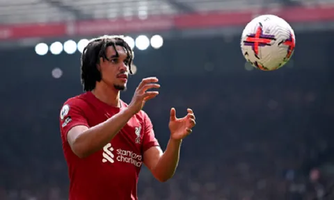 John Barnes: Alexander-Arnold nên đá hậu vệ phải