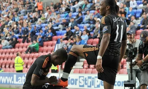 10 màn oanh tạc sân khách kinh hoàng nhất lịch sử Premier League: Cuồng phong The Kop