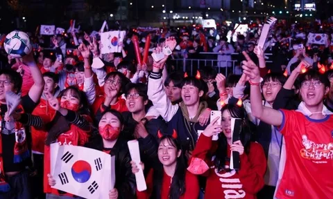 10.000 người cổ vũ tuyển Hàn Quốc ở Seoul sau thảm kịch Itaewon