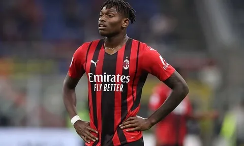 Rafael Leao được đồng đội bảo vệ sau khi bị la ó