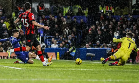 Henry khen mục tiêu Arsenal giống Van Persie