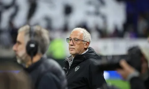 Thêm 1 HLV sắp mất việc ở Ligue 1