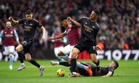 "Arsenal thường xuyên phải rơi vào tình huống 3 đấu 3"