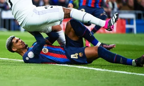 Bóp nghẹt Vinicius, sao Barca bị phân biệt chủng tộc