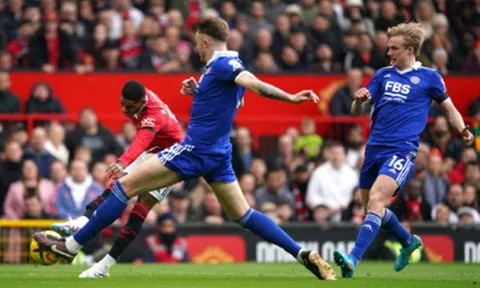 "Hậu vệ Man Utd giống như kẻ tí hon khi đứng cạnh cậu ta"