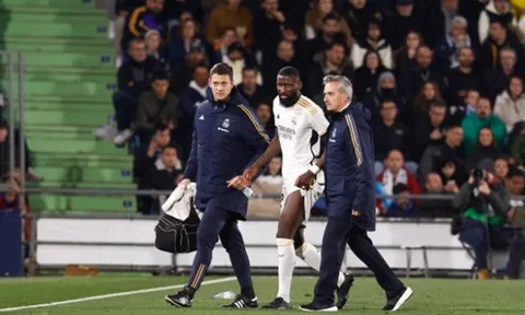 Rudiger tập tễnh rời sân, Ancelotti phá vỡ im lặng