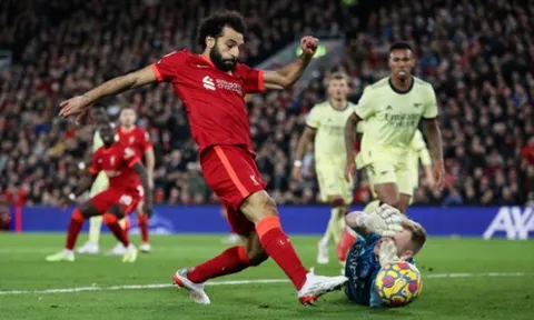 Ramsdale khiến đám đông tại Anfield im lặng