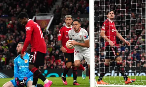 "Old Trafford chìm trong im lặng"