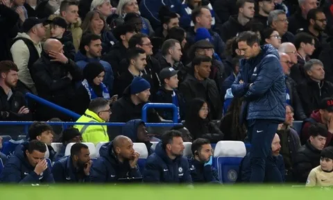 CĐV Chelsea trút cơn thịnh nộ lên cầu thủ