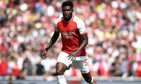 Lý do Partey đá hậu vệ phải ở trận ra quân của Arsenal