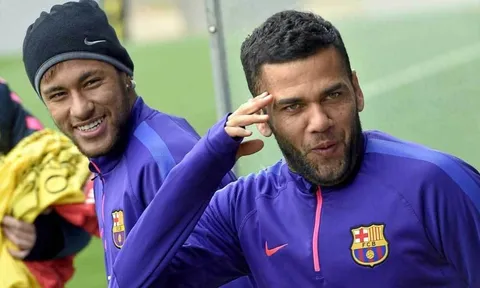 Dani Alves ngồi tù, Neymar gửi tiền giúp đỡ