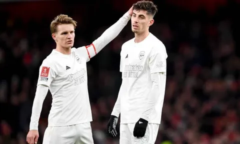 3 điểm đen sau trận thua của Arsenal: Thảm hại Saka; "Cú sốc" Jesus?