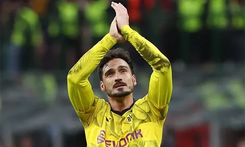 Edin Terzic gọi Mats Hummels như một vị thần bóng đá