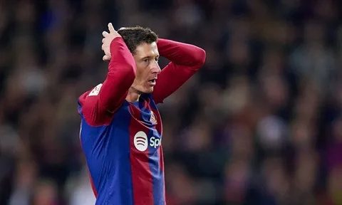 "Tình hình của Barcelona khiến Lewandowski rất thất vọng"
