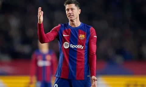 Tụt phong độ thảm hại, Robert Lewandowski “đổ lỗi” cho đồng đội